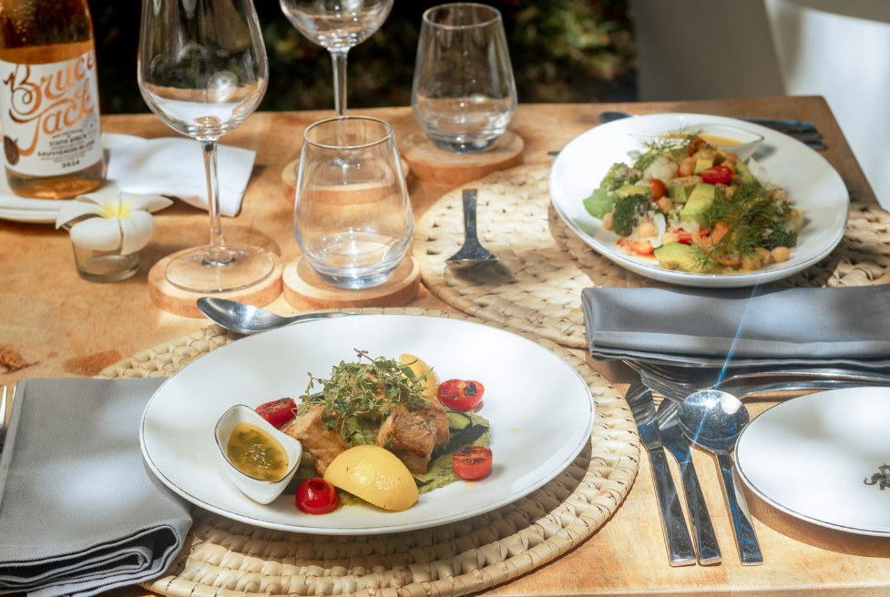 Two coastal plates with wine on woven mats